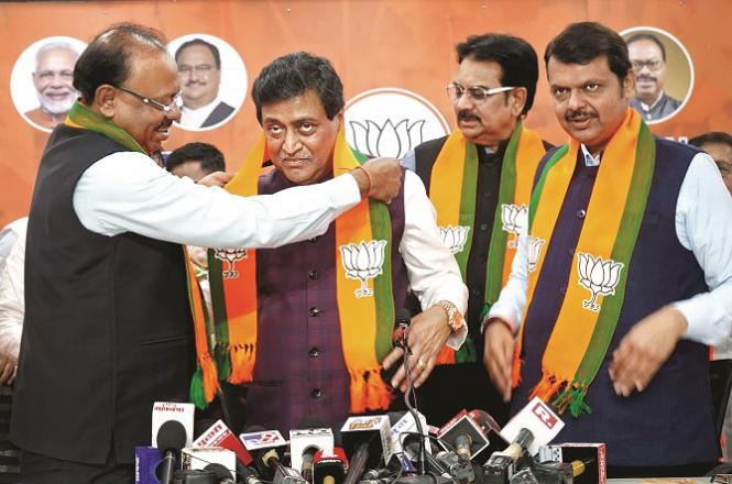 Ashok Chavan, who was appointed as the Chief Minister by the Congress, also wore the belt of the BJP. Photo: INN