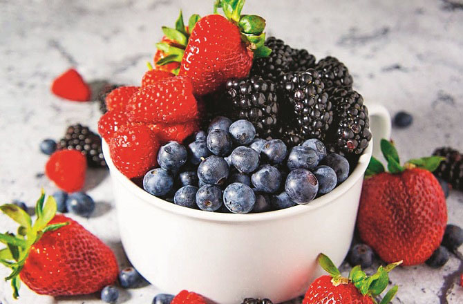 بیریز( Berries): بلیو بیریز، اسٹرابیریز اور رس بیریز سمیت دیگر اقسام کی بیریز کا استعمال بھی یادداشت کو بہتر بنانےکیلئے مفید ہوتا ہے کیونکہ ان میں اینٹی آکسیڈنٹس کی مقدار بہت زیادہ ہوتی ہے۔ اینٹی آکسائیڈنٹس سے بھرپور غذاؤں کا استعمال عمر بڑھنے کے ساتھ دماغ کو متاثر ہونے سے بھی بچاتا ہے۔ مختلف اقسام کی یہ بیریز بآسانی دستیاب ہوتی ہیں جنہیں اپنی طلبہ اپنی غذا میں شامل کرکے یادداشت کو بہتر بنا سکتے ہیں۔&nbsp;