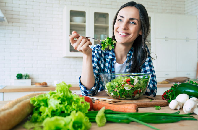 سبزیاں(Vegetables): ماہرین کے مطابق سبز پتوں والی سبزیاں، دماغی صحت اور یادداشت کیلئے انتہائی مفید ہیں۔ ان کھانوں کا ایک اور فائدہ یہ ہے کہ یہ فولیٹ کابڑا ذریعہ ہیں۔ وٹامن بی ۹؍ کی قدرتی شکل جو خون کے سرخ خلیات کی تشکیل میں اہم کردار ادا کرتا ہے، یہ وٹامن علمی حیثیت پر مفیداثرات رکھتا ہے۔ سبزیاں جیسے پالک، سوئس چارڈ اور ڈینڈیلین گرینس وغیرہ بھی فولک ایسڈ کا بہترین ذریعہ ہیں۔ طلبہ کو ان سبزیوں کا استعمال کرنا چاہئے۔&nbsp;