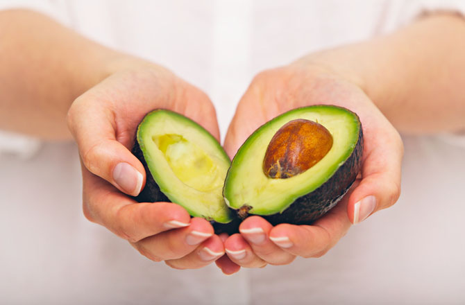 اواکاڈو(Avocado): اواکاڈو صحت اور تندرستی کا ایک اور اہم ذریعہ ہے۔ ایسے بے شمار تجزیے ہیں جو بتاتے ہیں کہ ڈپریشن کا تعلق میگنیشیم کی کمی سے ہے۔ کئی کیس اسٹڈیزسے یہ بات سامنے آئی ہے کہ طلبہ اپنی غذا میں باقاعدگی سے اواکاڈو کو شامل رکھ کر اپنی ذہنی صحت کو بہتر رکھنے کے ساتھ چیزوں کو یاد کرنے کے لحاظ سے بھی بہتر کارکردگی کا مظاہرہ کرنے میں کامیاب رہتے ہیں۔&nbsp;
