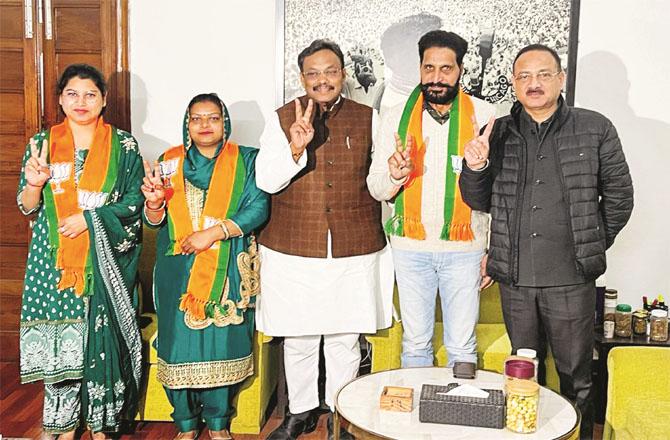 In Chandigarh, on Sunday, 3 corporators of `Aap` joined BJP, but there will be no fresh election, so this preparation of BJP went in vain. Photo: PTI
