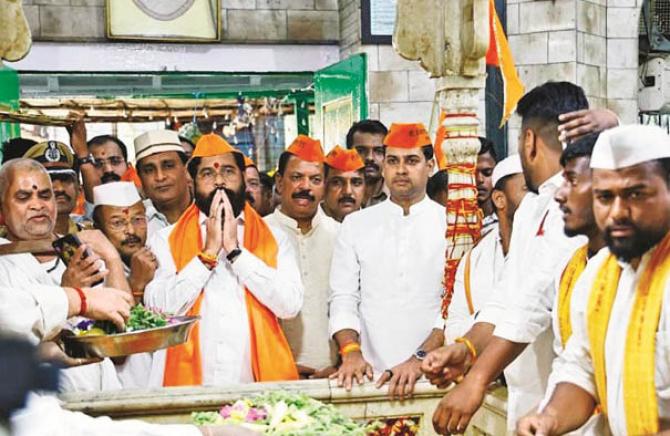 Eknath Shinde performing Aarti. Photo: INN