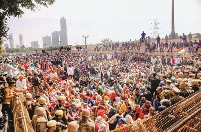 A large number of protestors have reached the Delhi border on the Noida side. Photo: PTI