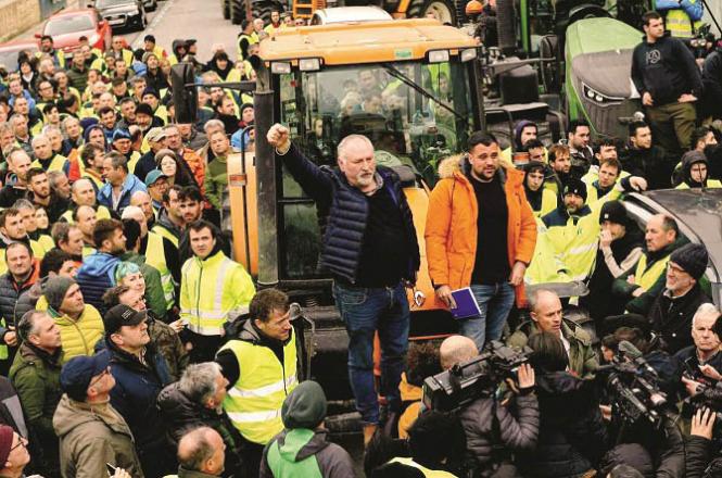 In many countries of the European Union, farmers have taken to the streets with tractors. Photo: INN