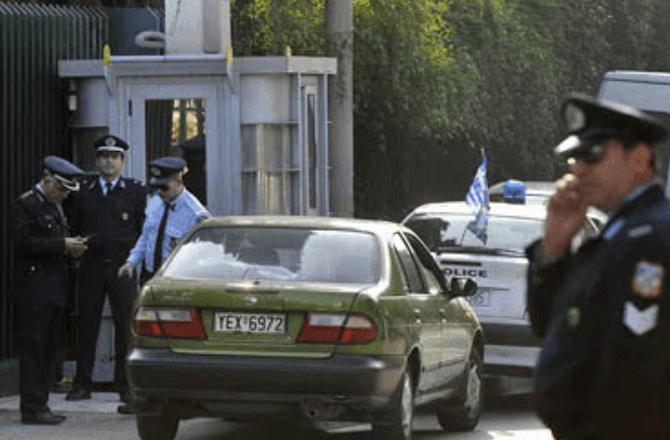 Greek police outside the courthouse. Photo: INN