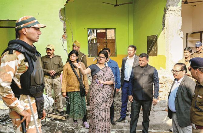Nainital Magistrate Vandana Singh visited Bin Phoolpura. Photo:PTI