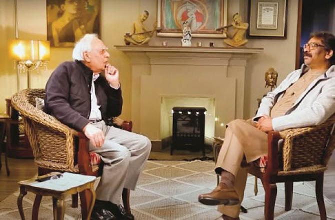 Hemant Soren and Kapil Sibal. Photo: INN