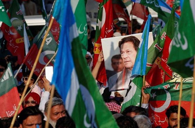 Supporters of Imran Khan are protesting. Photo: PTI