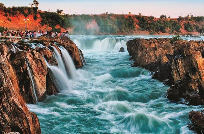 A smoky waterfall can be seen. Photo: INN