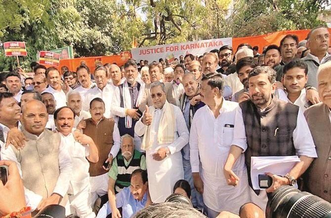 Karnataka Chief Minister and members of the government during the protest at Jantar Mantar