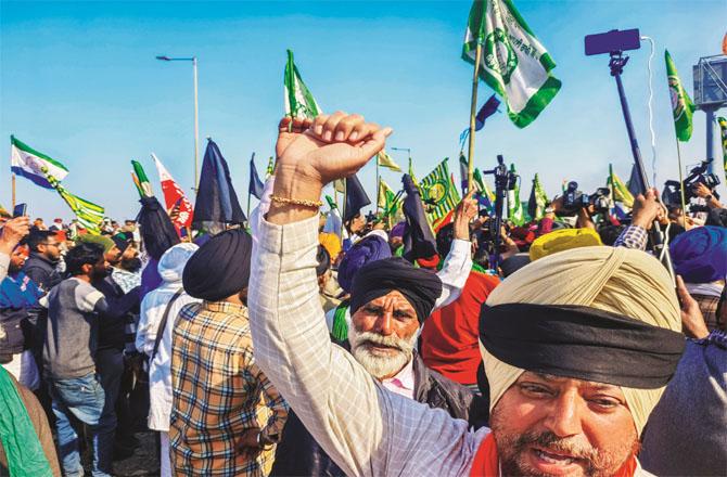 Farmers protesting on the Haryana border on the occasion of Black Day. (PTI)