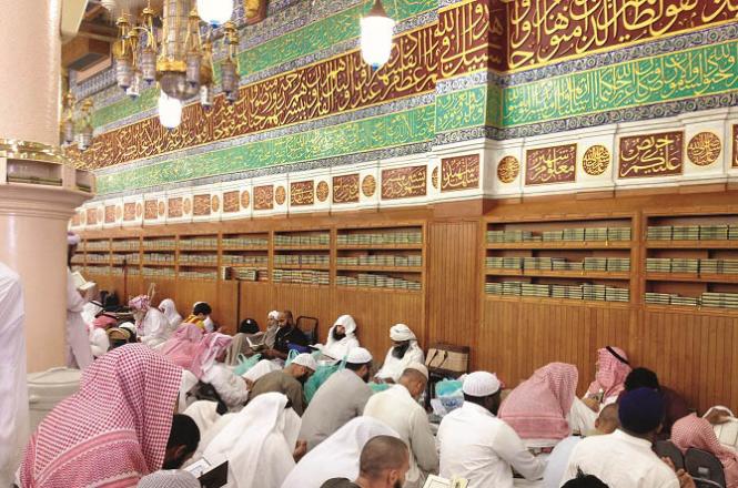 The pilgrims who come to the Prophet`s Mosque are engaged in the recitation of the Holy Quran and worship in the interior. Photo: INN