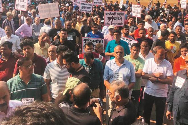 A large number of residents of Mulund are protesting. Photo: Inquilab