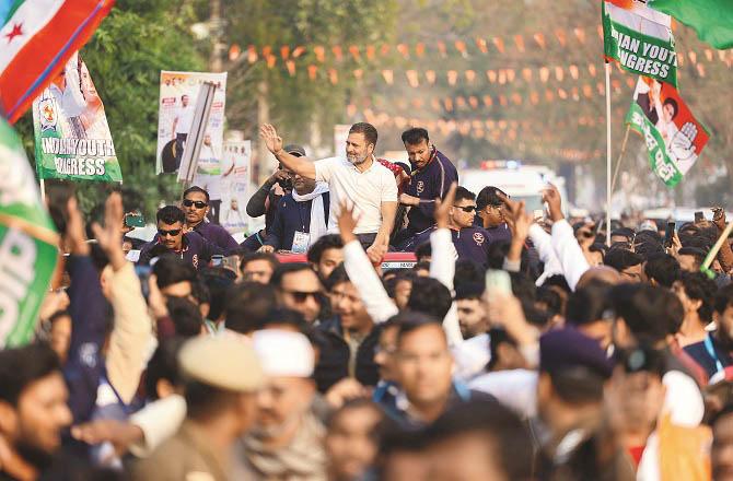 Wherever the Naya Yatra passed, a large number of people were seen standing up to welcome them. Photo: INN