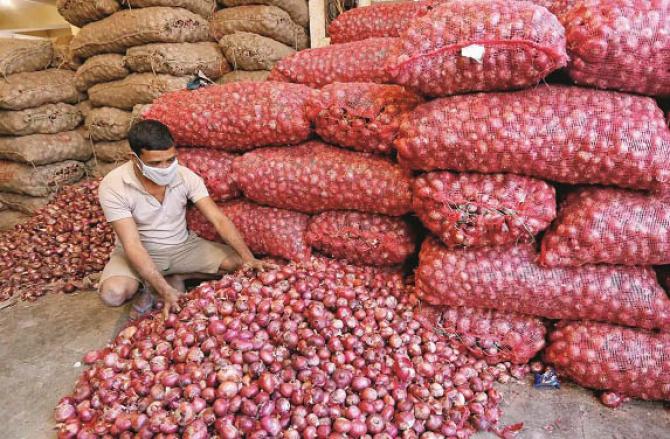 Traders bought onions without confirming the news. Photo: INN