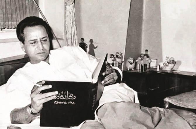 A memorable picture of famous actor Pran studying `Dewan Mir`. Photo: INN