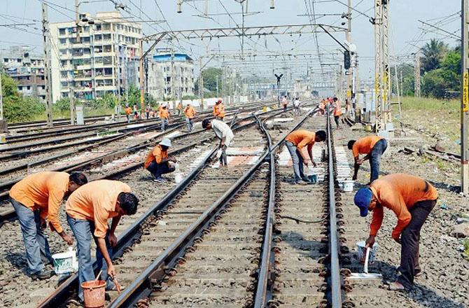 Railway employees working on tracks. Photo: INN