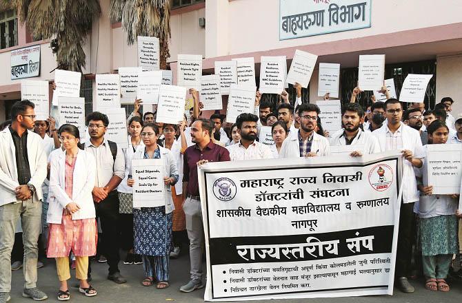 Resident doctors protesting in Nagpur. Photo: PTI