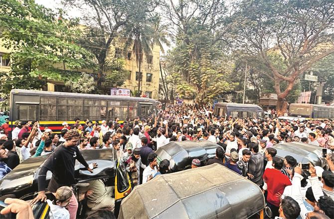 After the arrest of Salman Azhari, the people who gathered outside the Ghatkopar police station are also feared to be arrested.