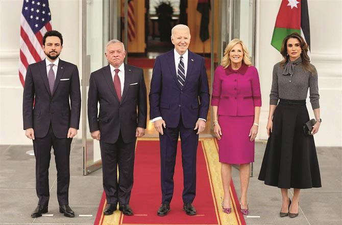 King Abdullah and his family welcome to the White House. Photo: INN