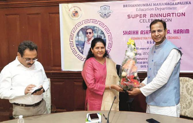 Deputy Municipal Commissioner Chanda Jadhav presented a bouquet to Sheikh Ashfaq Ahmed. Photo: INN
