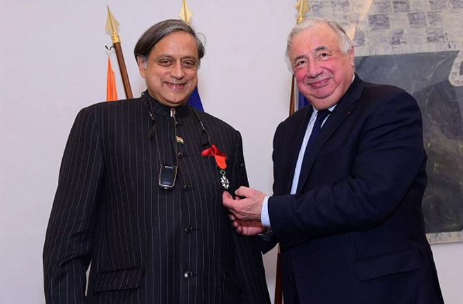 Congress MP and former UN diplomat Shashi Tharoor being presented with the French Senate Chairman Gerard Larcher Award. Photo: INN 