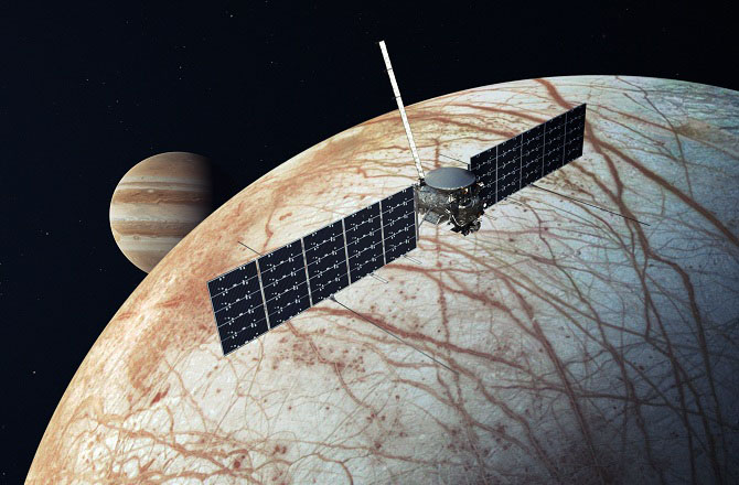 ای ایس اے کا یوروپا کلپرمشن(Europa Clipper): اس سال جس مشن پر دنیا کی نظریں ہیں وہ یورپی خلائی ایجنسی&rsquo; ای ایس اے&lsquo; کا یوروپا کلپر ہے جسے ناسا ،مشتری کے سب سے بڑے چاند یوروپا پر بھیجے گا۔ یوروپا زمین کے چاند سے تھوڑا چھوٹا ہے لیکن اس کی پوری سطح برف کی موٹی چادروں سے ڈھکی ہوئی ہے۔ سائنسدانوں کا کہنا ہے کہ اس برفیلے خول کے اندر کھارے پانی کے سمندر ہیں جہاں زندگی کا وجود ہو سکتا ہے۔ کلپر یوروپا کے ۵۰؍مدار بنا کر اس کی تحقیقات کرے گا۔ یہ مشن ۱۰؍ اکتوبر ۲۰۲۴ء کو لانچ کیا جائےگا ۔