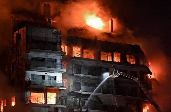 A fire breaks out in a 14-story building in Valencia, Spain. Photo: INN