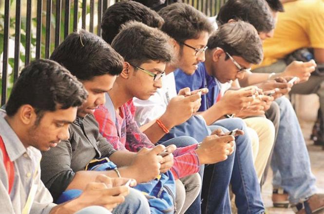 Nowadays students spend a lot of time on mobile phones. Photo: INN