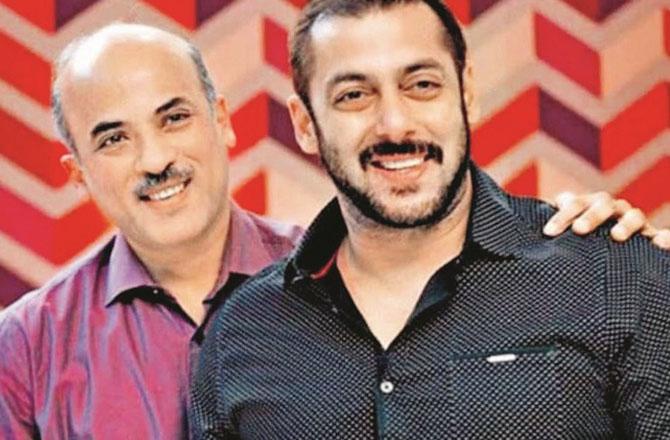 Sooraj Barjatya with her favorite actor Salman Khan. Photo: INN