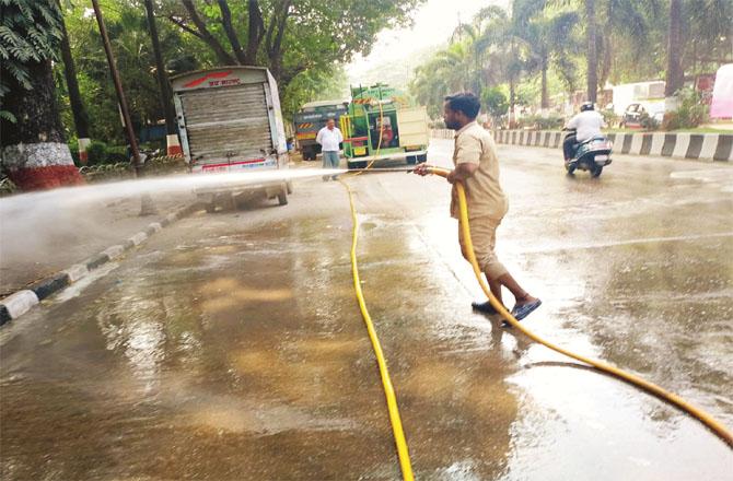 To control air pollution, the city administration has started washing the roads, for which millions of liters of water are used. (File Photo)