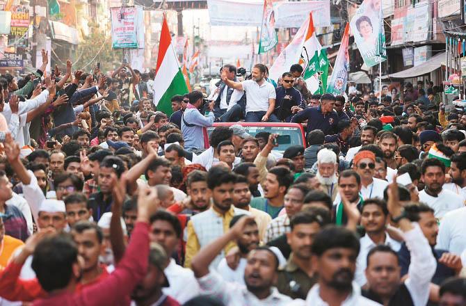 In Allahabad on Sunday, Rahul Gandhi`s road show was attended by a crowd of people, mostly youths. Photo: INN