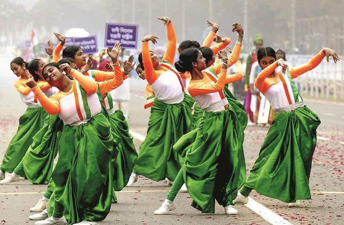 Today there is a mood of celebration in the whole country. In the image below, schoolgirls from a school in Kolkata can be seen performing a traditional dance on the occasion of Republic Day. Photo: INN