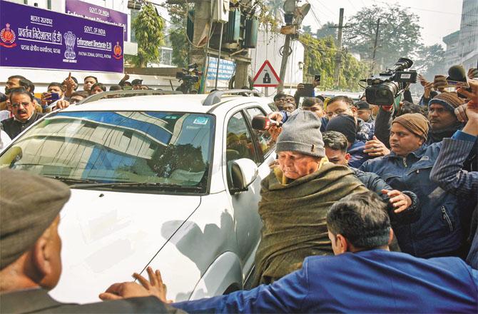 When Lalu Prasad Yadav reached the ED office, his supporters surrounded him and shouted slogans against the government along with Lalu Zindabad.