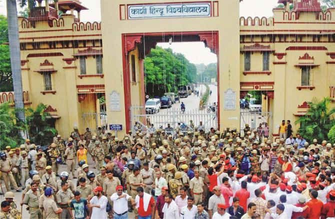 The students of BHU were protesting for many days but the police now went somewhere and took action. Photo: INN