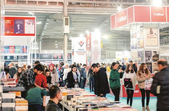 Book lovers looking at their favorite books. Photo: INN