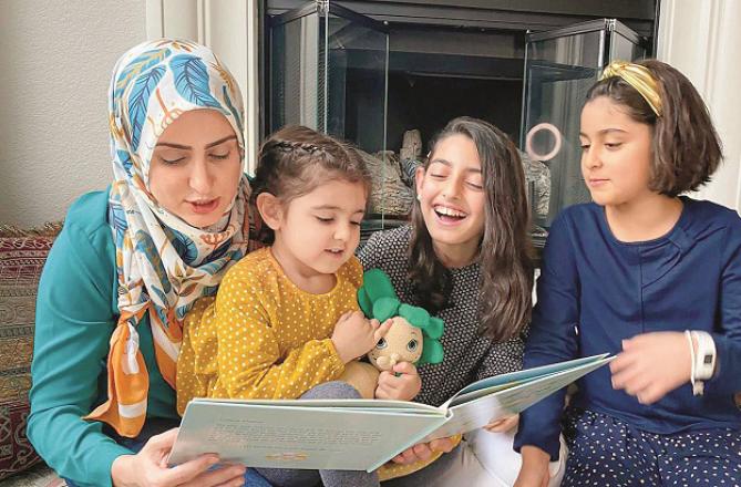 Mothers sit with children and read books. Photo: INN