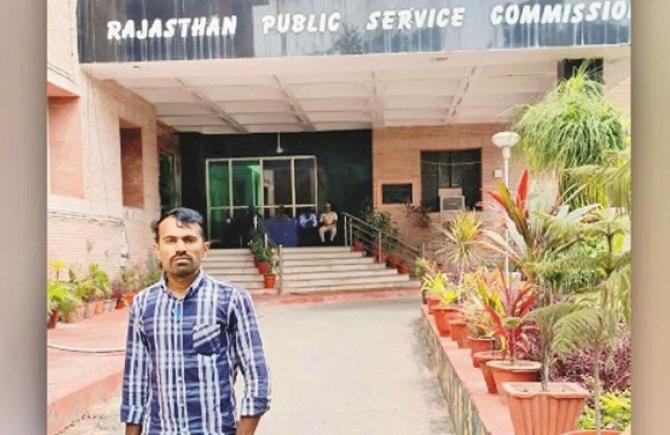 Dashrath Singh Jodha can be seen outside the Rajasthan Public Service Commission office. Photo: INN