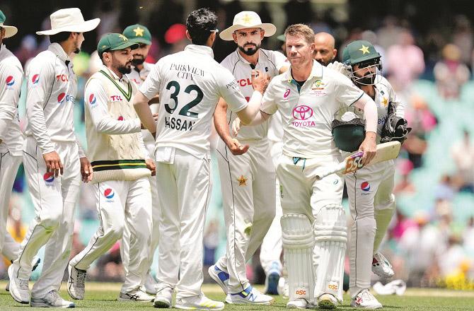 Pakistani players congratulating David Warner after his farewell innings. Photo: PTI