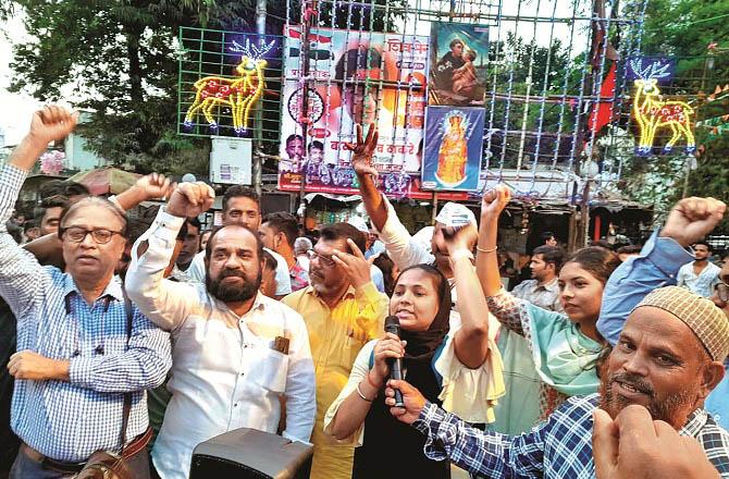 Slogans are being raised against development by Adani in Dharavi. Photo: Inquilab