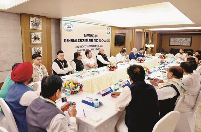 In New Delhi, the Congress leadership held a meeting with the officials of the state units. Photo: INN