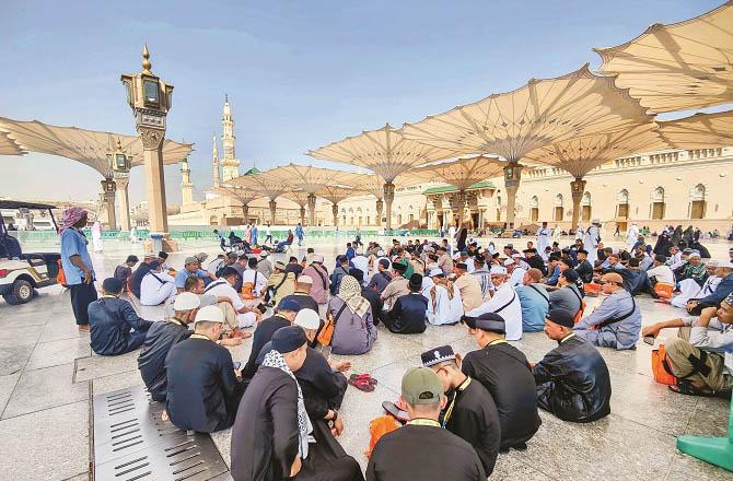A group of pilgrims from Madinah are sitting in the courtyard of the Prophet`s Mosque. Photo: INN