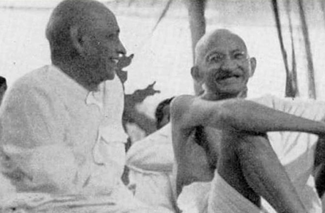سردار ولبھ بھائی پٹیل: سردار ولبھ بھائی پٹیل اور مہاتما گاندھی کے گہرے مراسم تھے۔ گجرات کلب میں مہاتما گاندھی سے ملاقات کے بعد ولبھ بھائی پٹیل گاندھی جی کی باتوں اور ان کے کاموں سے متاثر ہوکر ان کے پیروکار بن گئے۔ انہوں نے گاندھی جی کے شانہ بشانہ ہندوستان کی تحریک آزادی میں کلیدی کردار ادا کیا۔