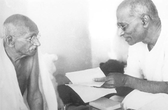 چکرورتی راج گوپال اچاری: ملک کے آخری گورنر جنرل سی راج گوپال اچاری عرف راجا جی کے مہاتما گاندھی کے ساتھ گہرے تعلقات تھے۔ انہیں گاندھی جی کے &rsquo;سدرن واریئر&lsquo; کے طور پر جانا جاتا ہے۔ سی گوپال اچاری بھارت چھوڑو تحریک (۱۹۴۲ء) کی ایک اہم آواز تھے۔