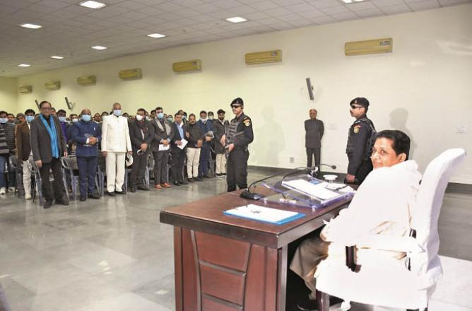 Mayawati, along with senior party leaders from UP and Uttarakhand. Photo: INN