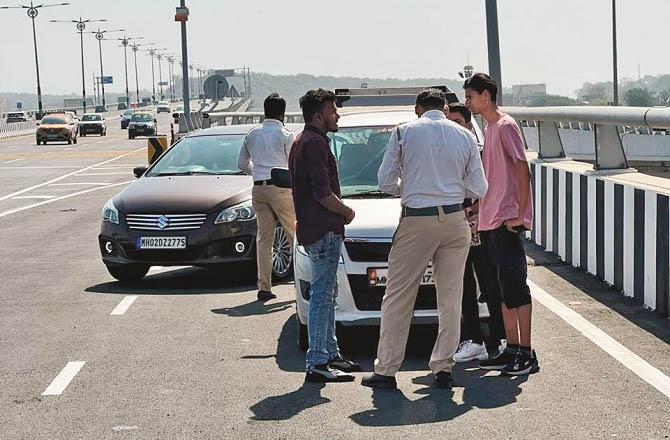 Traffic police officers are taking action on the violators on the Mumbai Trans Harbor Link Road. Photo: INN