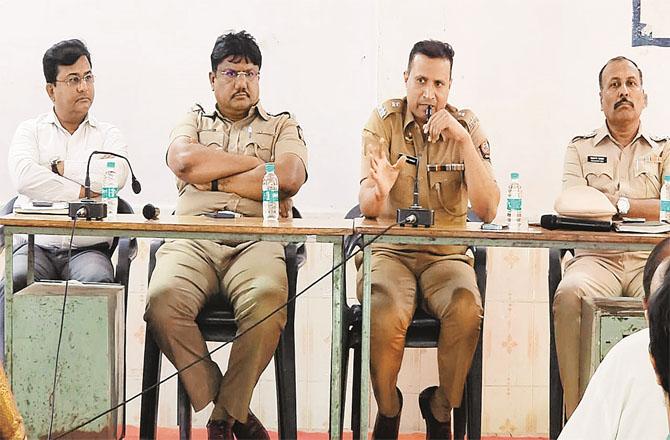 Senior police officers of Bhiwandi are seen in the meeting. Photo: Inquilab