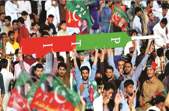 PTI workers with the election symbol `bat` with which it can no longer contest elections. Photo: INN