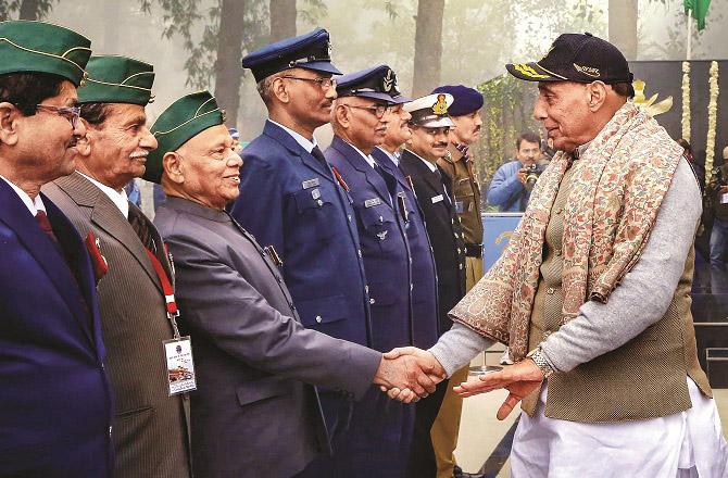 Defense Minister Rajnath Singh meets ex-servicemen. Photo: INN