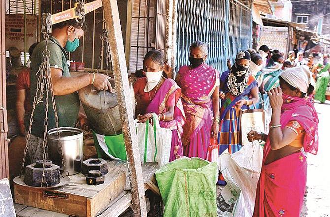 At a ration shop, people lined up to buy grain. Photo: INN